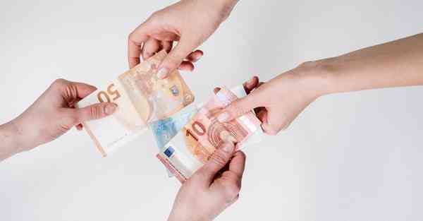 真人动漫美女_真人动漫美女跳舞